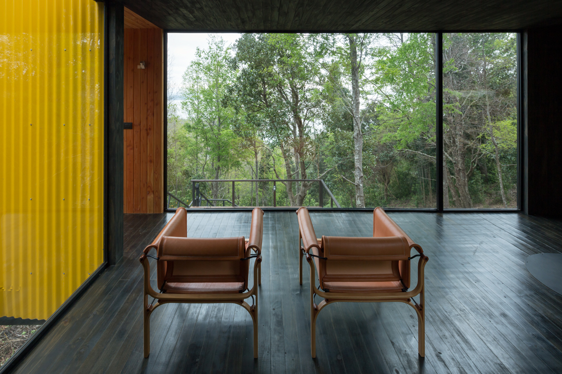 Yellow House — vista aérea del conjunto en ladera, arquitecto Alejandro Soffia